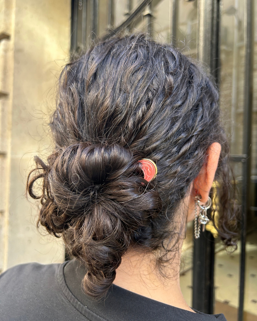 Coiffure avec une pince AELYS
