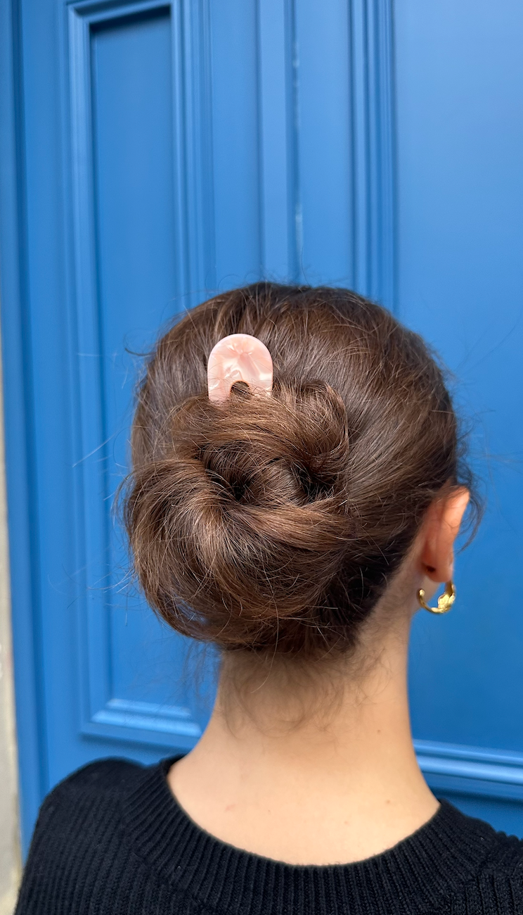 Deux femmes portant des accessoires Aelys