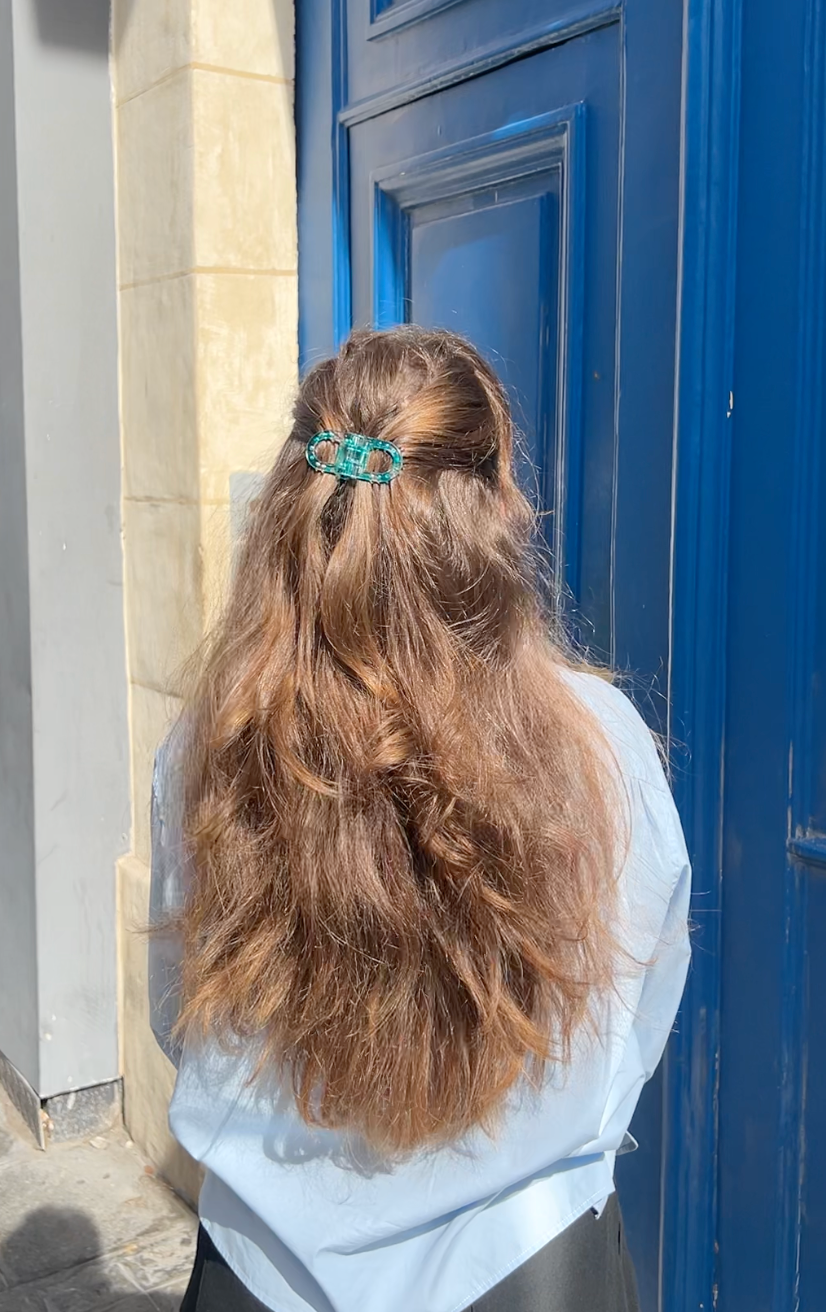 Coiffure avec une pince AELYS