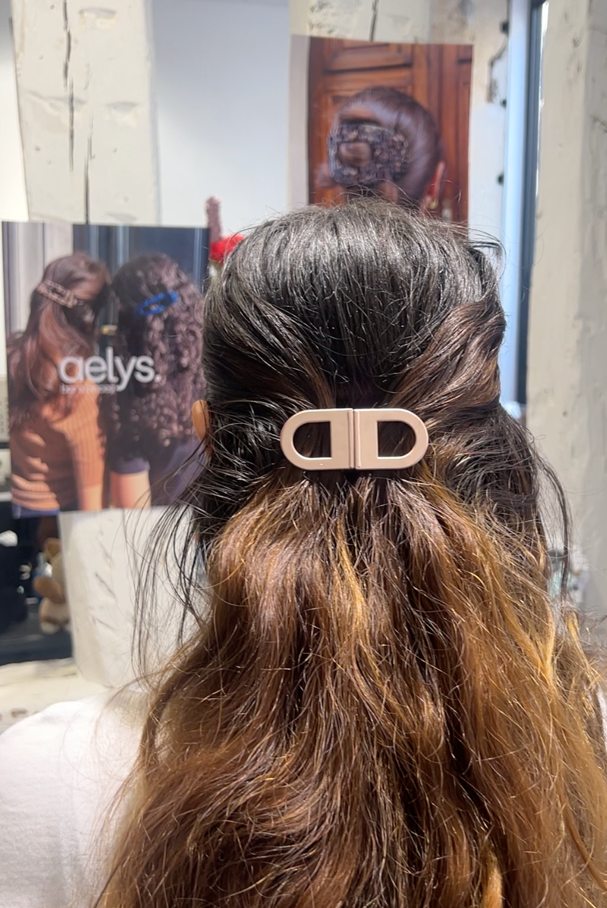 Coiffure avec une pince AELYS