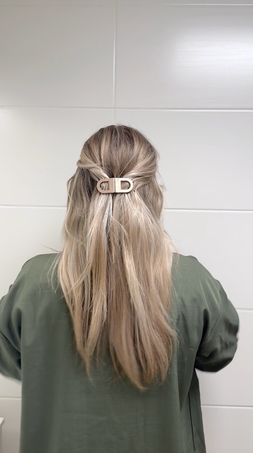 Coiffure avec une pince AELYS