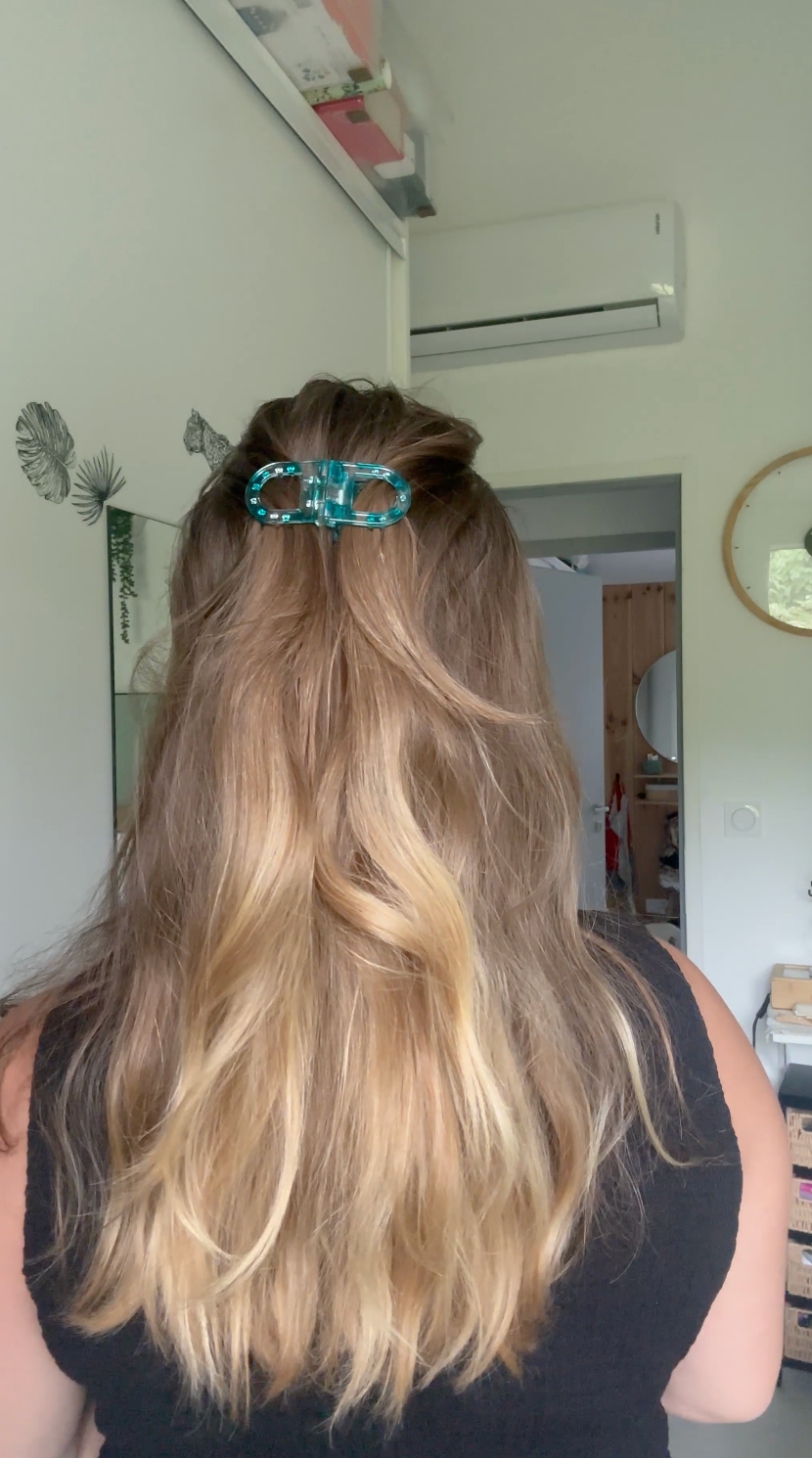 Coiffure avec une pince AELYS