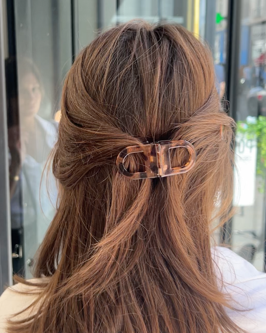 Coiffure avec une pince AELYS