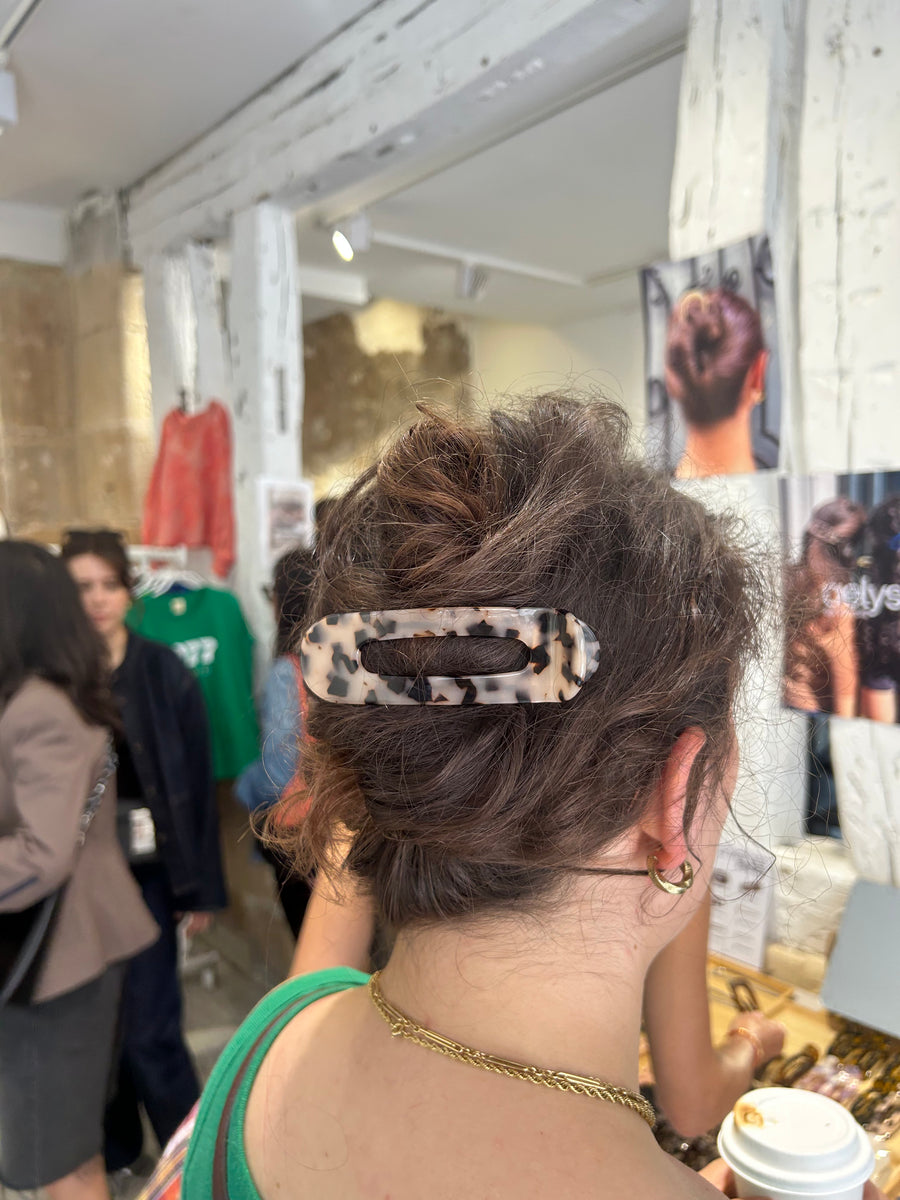 Coiffure avec une pince AELYS