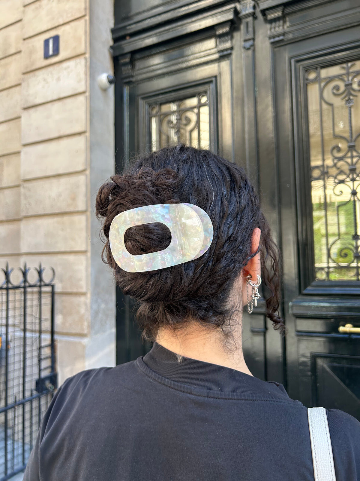 Deux femmes portant des accessoires Aelys