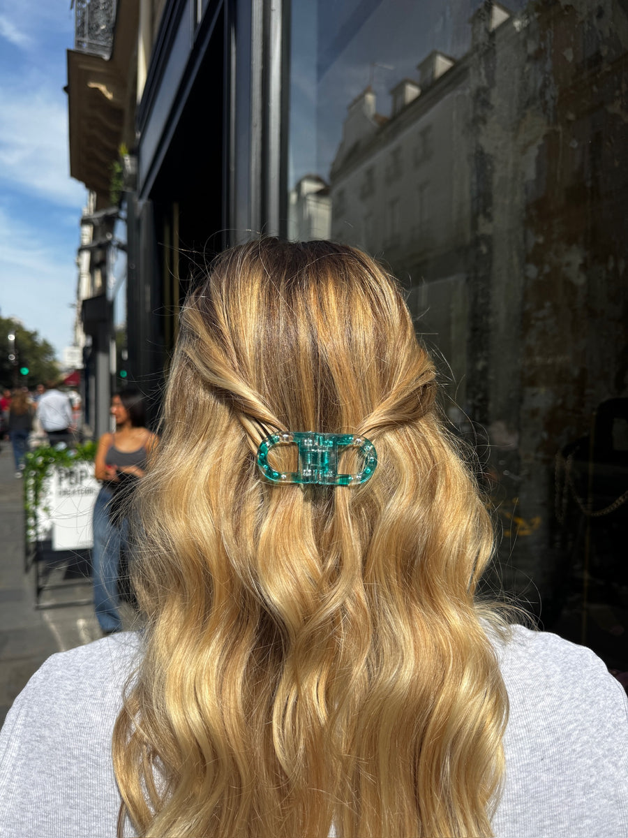 Pince plate verte Aelys portée sur cheveux lâchés